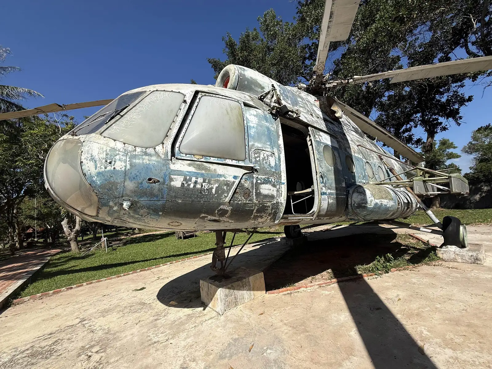 Hélicoptère Mi-8 entier sous les arbres