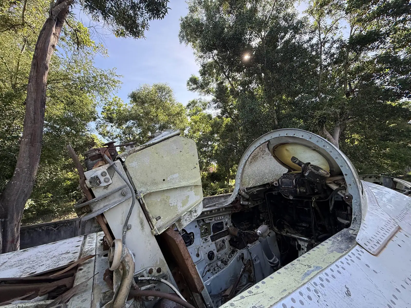 Cockpit éventré d'un MiG-19, instruments à l'air libre