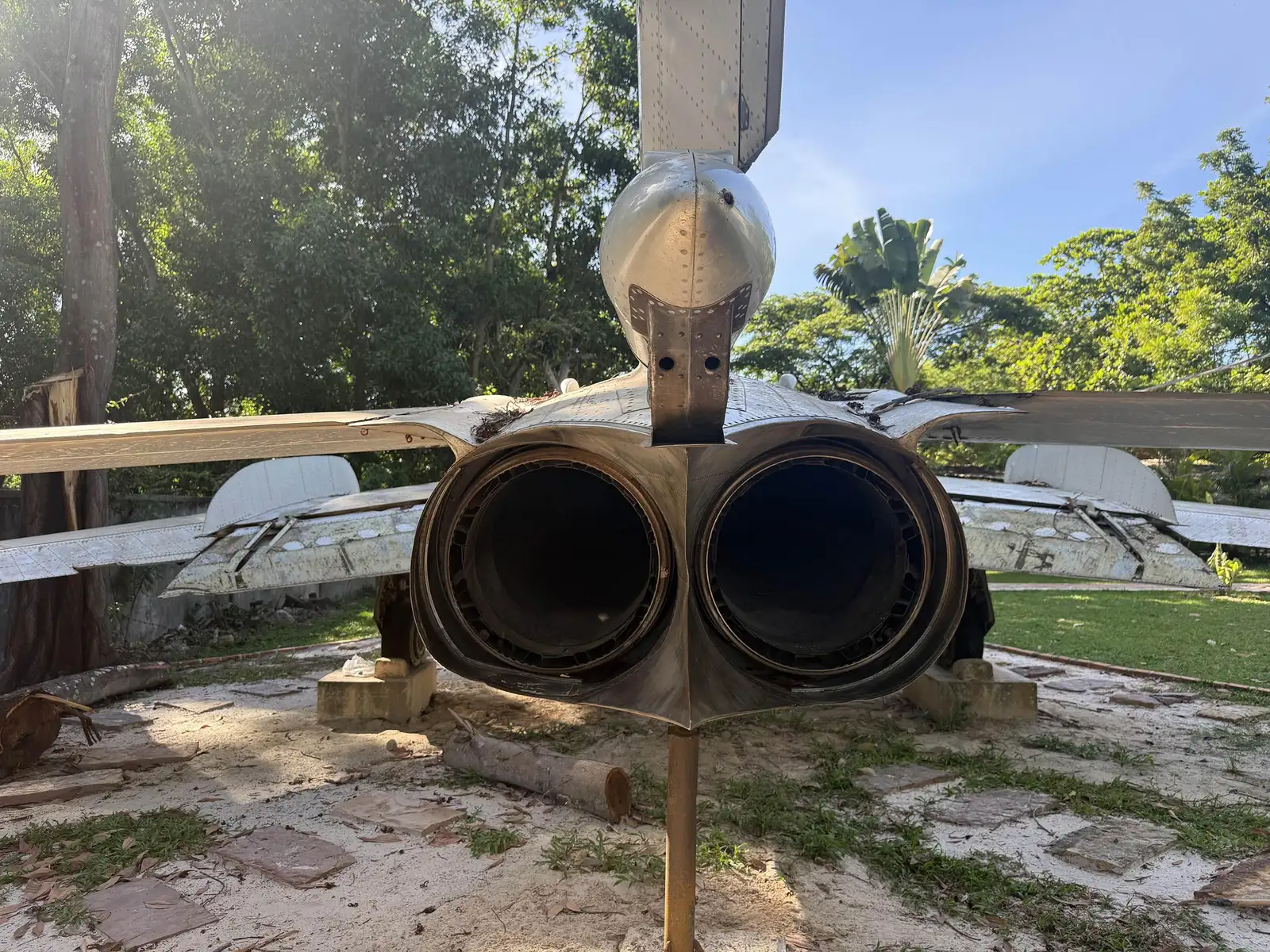 Les deux tuyères de réacteur d'un MiG-19, vues de l'arrière