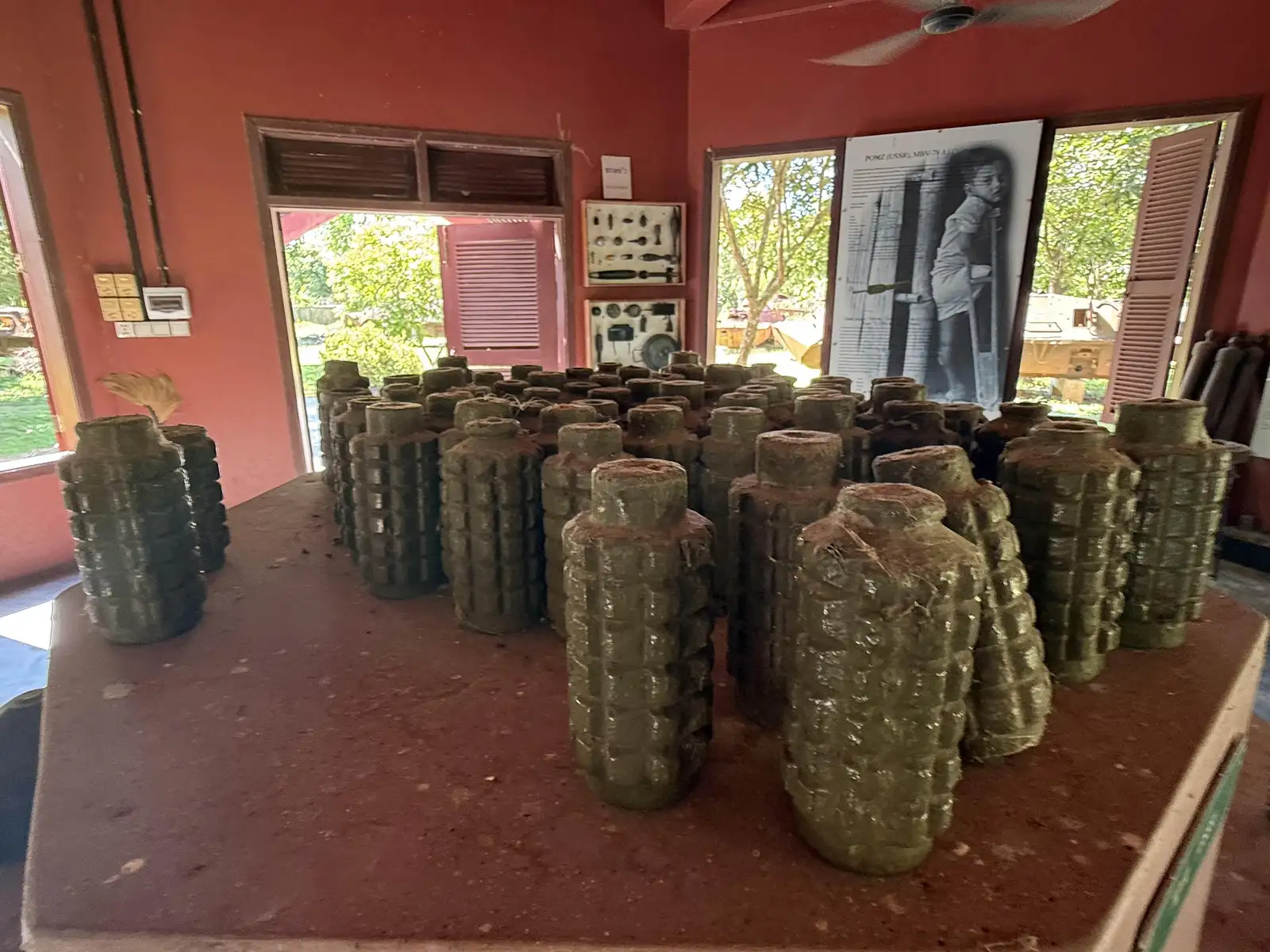 Grenades artisanales alignées dans la salle rouge