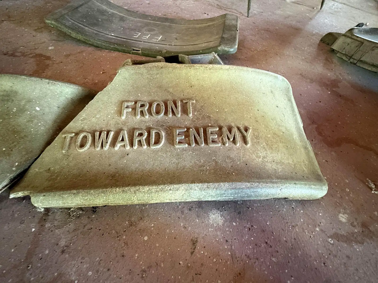 Plaque de mine Claymore : FRONT TOWARD ENEMY