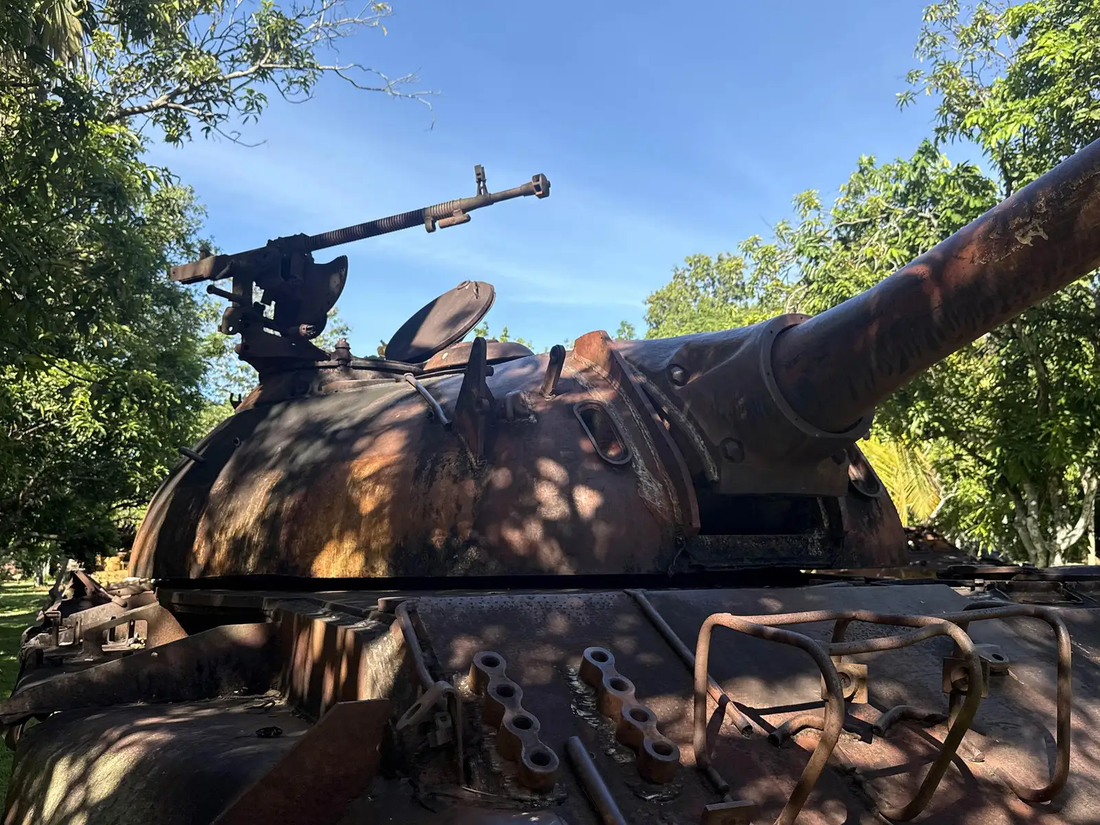 Affût antiaérien d'une mitrailleuse DShK 12,7 mm sur tourelle de char, sans culasse