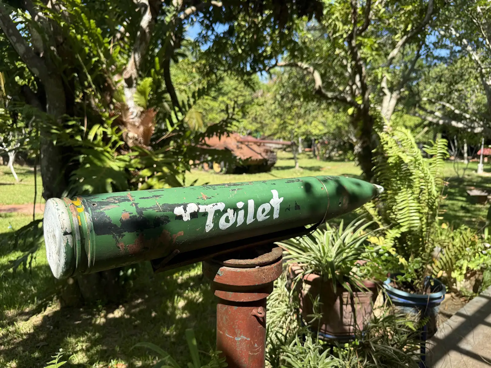 Obus peint, transformé en panneau Toilet