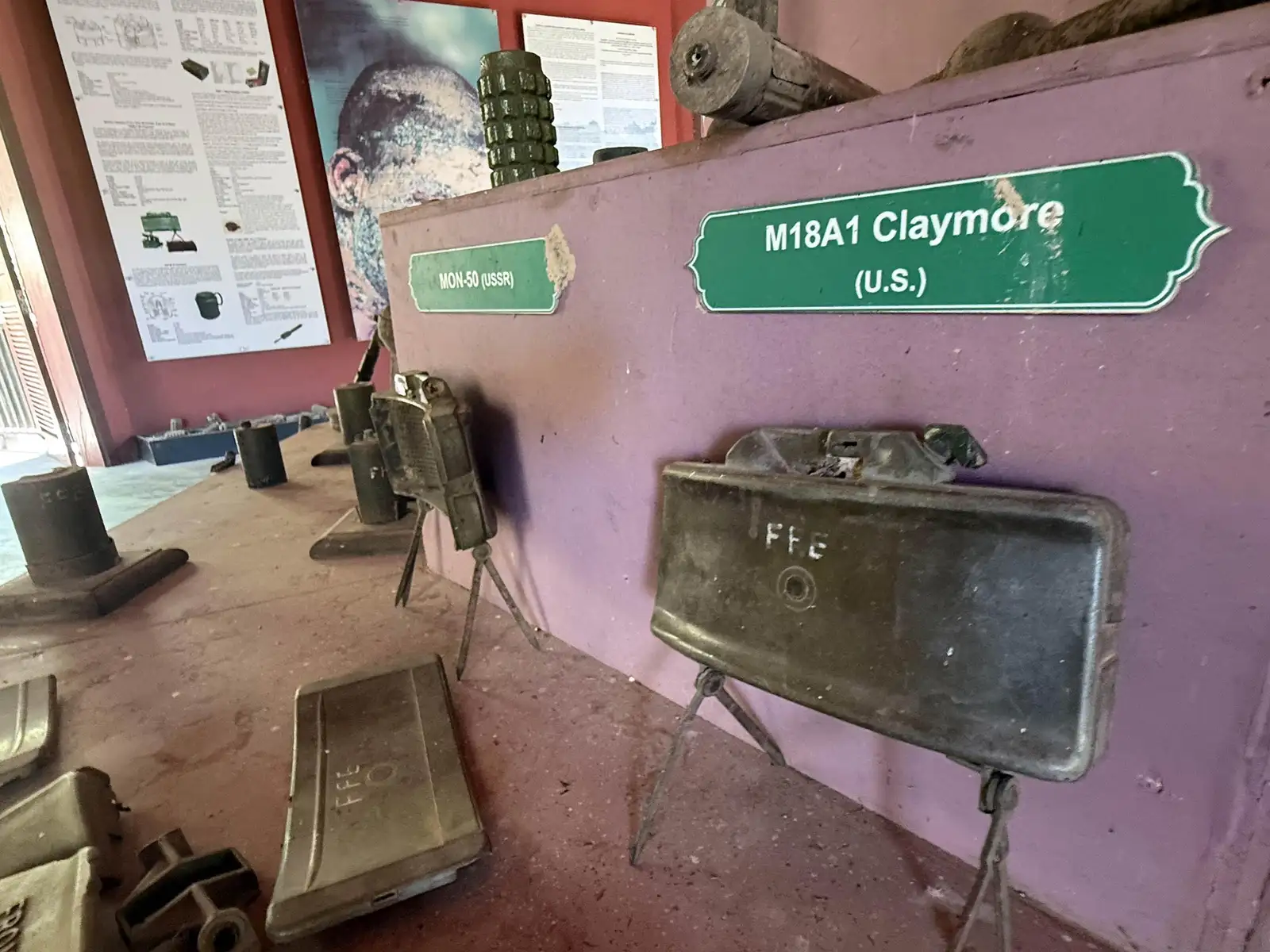 Mines Claymore légendées : M18A1 (U.S.) et MON-50 (USSR)